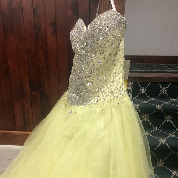 Pale yellow Prom/Formal princess dress - Picture 6 of 11